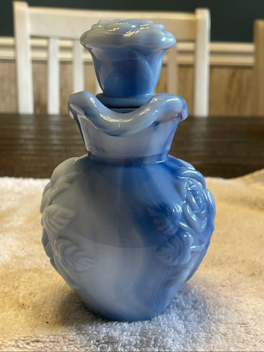 VINTAGE 1978 AVON BLUE VICTORIAN ROSE COLLECTIBLE GLASS PITCHER